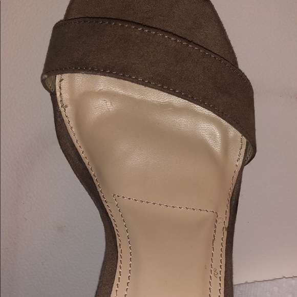 Taupe Chunky Heel - Picture 4 of 4